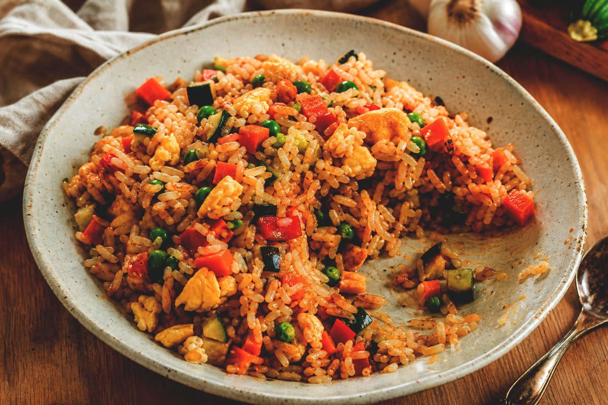 Riz sauté aux légumes et œuf